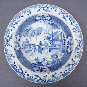 Une paire de bassins en porcelaine de Chine bleu et blanc à décor de figures dans un jardin, Yongzheng — photo 27