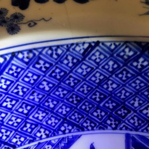 Une paire de bassins en porcelaine de Chine bleu et blanc à décor de figures dans un jardin, Yongzheng — photo 4