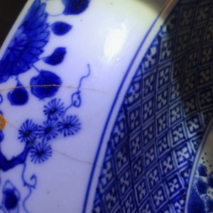 Une paire de bassins en porcelaine de Chine bleu et blanc à décor de figures dans un jardin, Yongzheng — photo 7