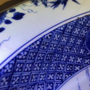 Une paire de bassins en porcelaine de Chine bleu et blanc à décor de figures dans un jardin, Yongzheng — photo 8