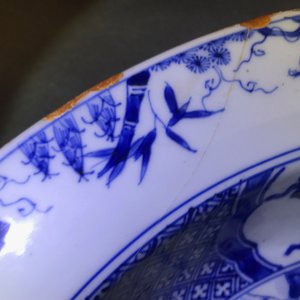 Une paire de bassins en porcelaine de Chine bleu et blanc à décor de figures dans un jardin, Yongzheng — photo 9