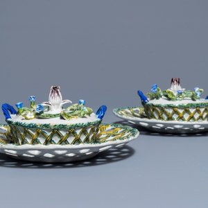 Une paire de beurriers à décor en relief sur supports ajourés en faïence polychrome de Delft, 18ème — photo 1
