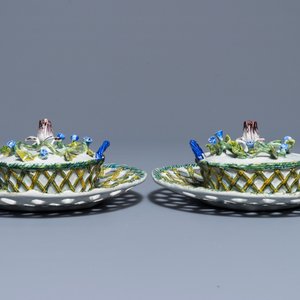 Une paire de beurriers à décor en relief sur supports ajourés en faïence polychrome de Delft, 18ème — photo 12