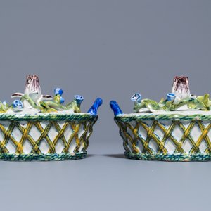 Une paire de beurriers à décor en relief sur supports ajourés en faïence polychrome de Delft, 18ème — photo 2
