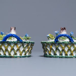 Une paire de beurriers à décor en relief sur supports ajourés en faïence polychrome de Delft, 18ème — photo 3