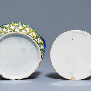 Une paire de beurriers à décor en relief sur supports ajourés en faïence polychrome de Delft, 18ème — photo 7