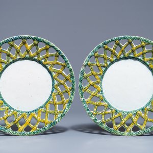 Une paire de beurriers à décor en relief sur supports ajourés en faïence polychrome de Delft, 18ème — photo 10