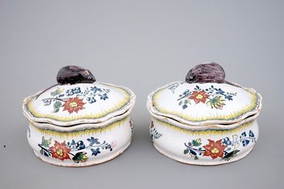 Une paire de beurriers aux souris en faïence de Bruxelles polychrome, 18ème