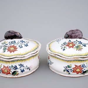 Une paire de beurriers aux souris en faïence de Bruxelles polychrome, 18ème — photo 1