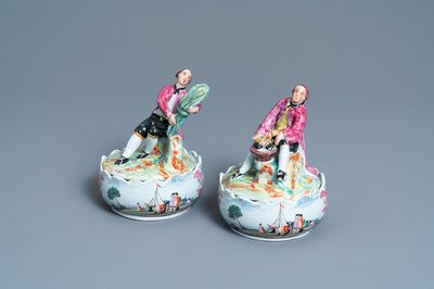 Une paire de beurriers couverts en faïence polychrome de Delft de type 'petit feu', 18ème