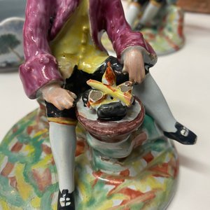 Une paire de beurriers couverts en faïence polychrome de Delft de type 'petit feu', 18ème — photo 8