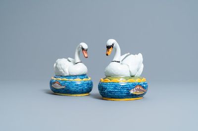 Une paire de beurriers couverts en forme de cygne en faïence polychrome de Delft, 18ème