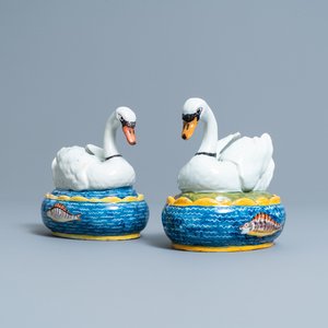 Une paire de beurriers couverts en forme de cygne en faïence polychrome de Delft, 18ème — photo 1