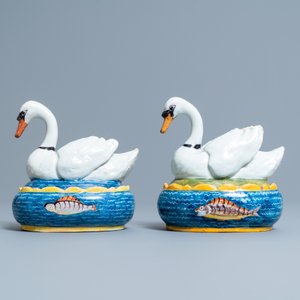 Une paire de beurriers couverts en forme de cygne en faïence polychrome de Delft, 18ème — photo 2