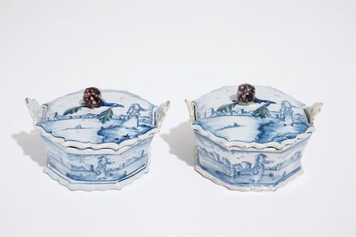 Une paire de beurriers en faïence de Delft bleu et blanc aux prises en forme de mûres, 18ème