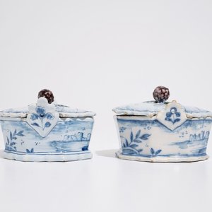 Une paire de beurriers en faïence de Delft bleu et blanc aux prises en forme de mûres, 18ème — photo 3
