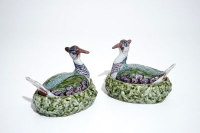 Une paire de beurriers en faïence de Delft polychrome en forme de pluviers, 18ème