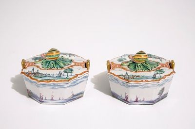 Une paire de beurriers en faïence de Delft polychrome petit feu aux prises en forme d'escargot, 18ème