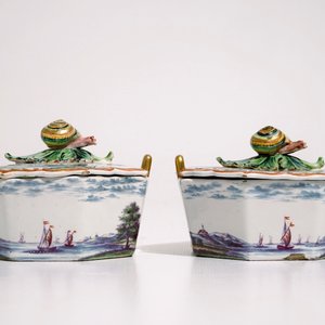 Une paire de beurriers en faïence de Delft polychrome petit feu aux prises en forme d'escargot, 18ème — photo 4