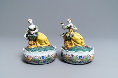 Une paire de beurriers et leurs couvercles en faïence de Delft polychrome, 18ème