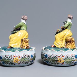 Une paire de beurriers et leurs couvercles en faïence de Delft polychrome, 18ème — photo 5