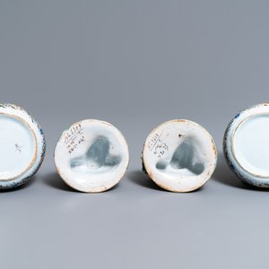 Une paire de beurriers et leurs couvercles en faïence de Delft polychrome, 18ème — photo 7