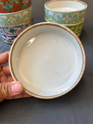 Une paire de boîtes à quatre compartiments et une théière en porcelaine de Chine famille rose, 19ème — photo 15