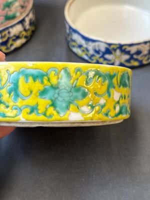 Une paire de boîtes à quatre compartiments et une théière en porcelaine de Chine famille rose, 19ème — photo 19