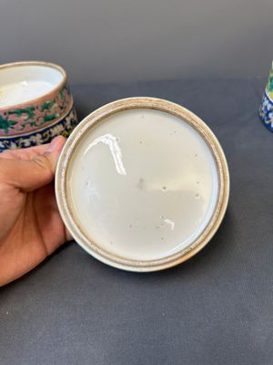 Une paire de boîtes à quatre compartiments et une théière en porcelaine de Chine famille rose, 19ème — photo 26