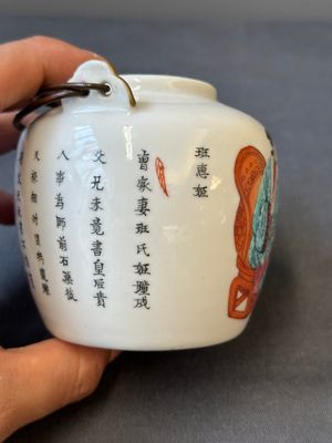 Une paire de boîtes à quatre compartiments et une théière en porcelaine de Chine famille rose, 19ème — photo 3
