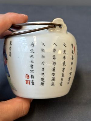 Une paire de boîtes à quatre compartiments et une théière en porcelaine de Chine famille rose, 19ème — photo 4