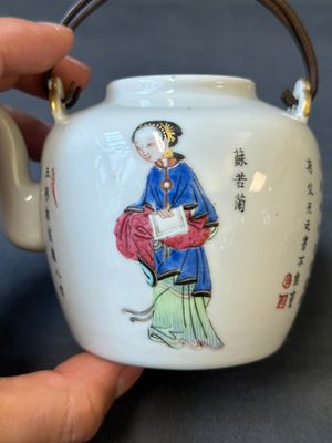 Une paire de boîtes à quatre compartiments et une théière en porcelaine de Chine famille rose, 19ème — photo 5