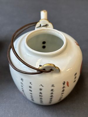 Une paire de boîtes à quatre compartiments et une théière en porcelaine de Chine famille rose, 19ème — photo 7