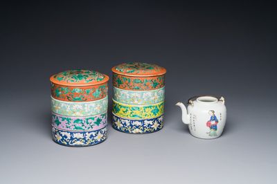 Une paire de boîtes à quatre compartiments et une théière en porcelaine de Chine famille rose, 19ème