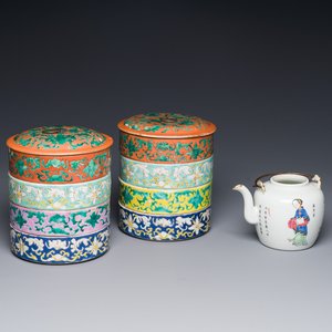 Une paire de boîtes à quatre compartiments et une théière en porcelaine de Chine famille rose, 19ème — photo 1