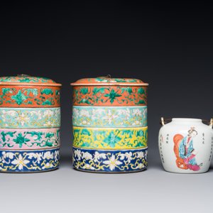 Une paire de boîtes à quatre compartiments et une théière en porcelaine de Chine famille rose, 19ème — photo 3