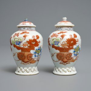 Une paire de boîtes à thé couvertes en porcelaine de Chine en rouge de fer et doré, Yongzheng — photo 1