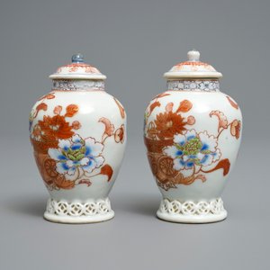 Une paire de boîtes à thé couvertes en porcelaine de Chine en rouge de fer et doré, Yongzheng — photo 4