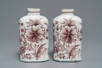 Une paire de boîtes à thé en faïence de Delft manganèse à décor floral, 18ème