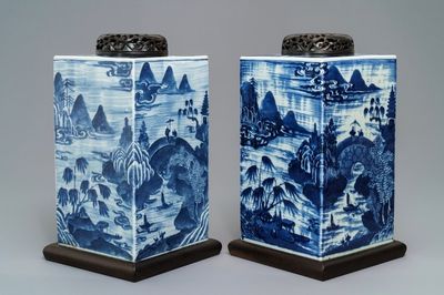 Une paire de boîtes à thé en porcelaine de Chine bleu et blanc à décor de paysages, 19ème