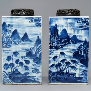 Une paire de boîtes à thé en porcelaine de Chine bleu et blanc à décor de paysages, 19ème — photo 3