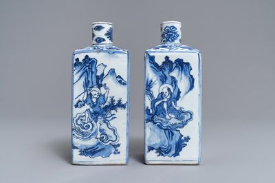 Une paire de boîtes à thé en porcelaine de Chine bleu et blanc à décor d'immortels, Wanli