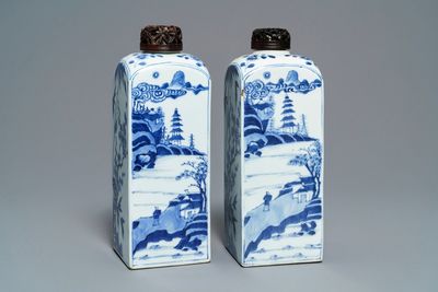 Une paire de boîtes à thé en porcelaine de Chine bleu et blanc, Kangxi