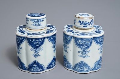 Une paire de boîtes à thé en porcelaine de Chine bleu et blanc, Kangxi