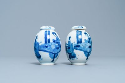 Une paire de boîtes à thé en porcelaine de Chine en bleu et blanc, Kangxi