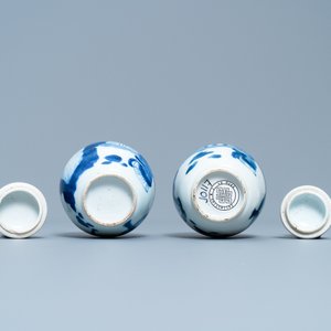 Une paire de boîtes à thé en porcelaine de Chine en bleu et blanc, Kangxi — photo 6