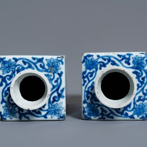 Une paire de boîtes à thé en porcelaine de Chine en bleu et blanc, Kangxi — photo 6