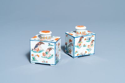 Une paire de boîtes à thé en porcelaine de Chine famille verte, Kangxi