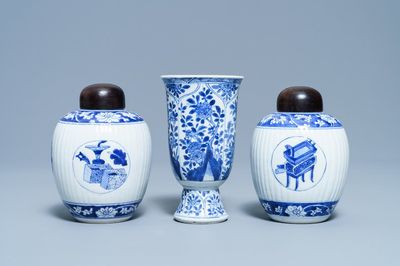 Une paire de boîtes à thé et un gobelet en porcelaine de Chine en bleu et blanc, Kangxi