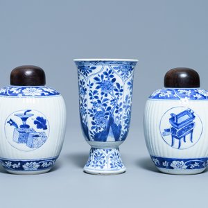 Une paire de boîtes à thé et un gobelet en porcelaine de Chine en bleu et blanc, Kangxi — photo 1